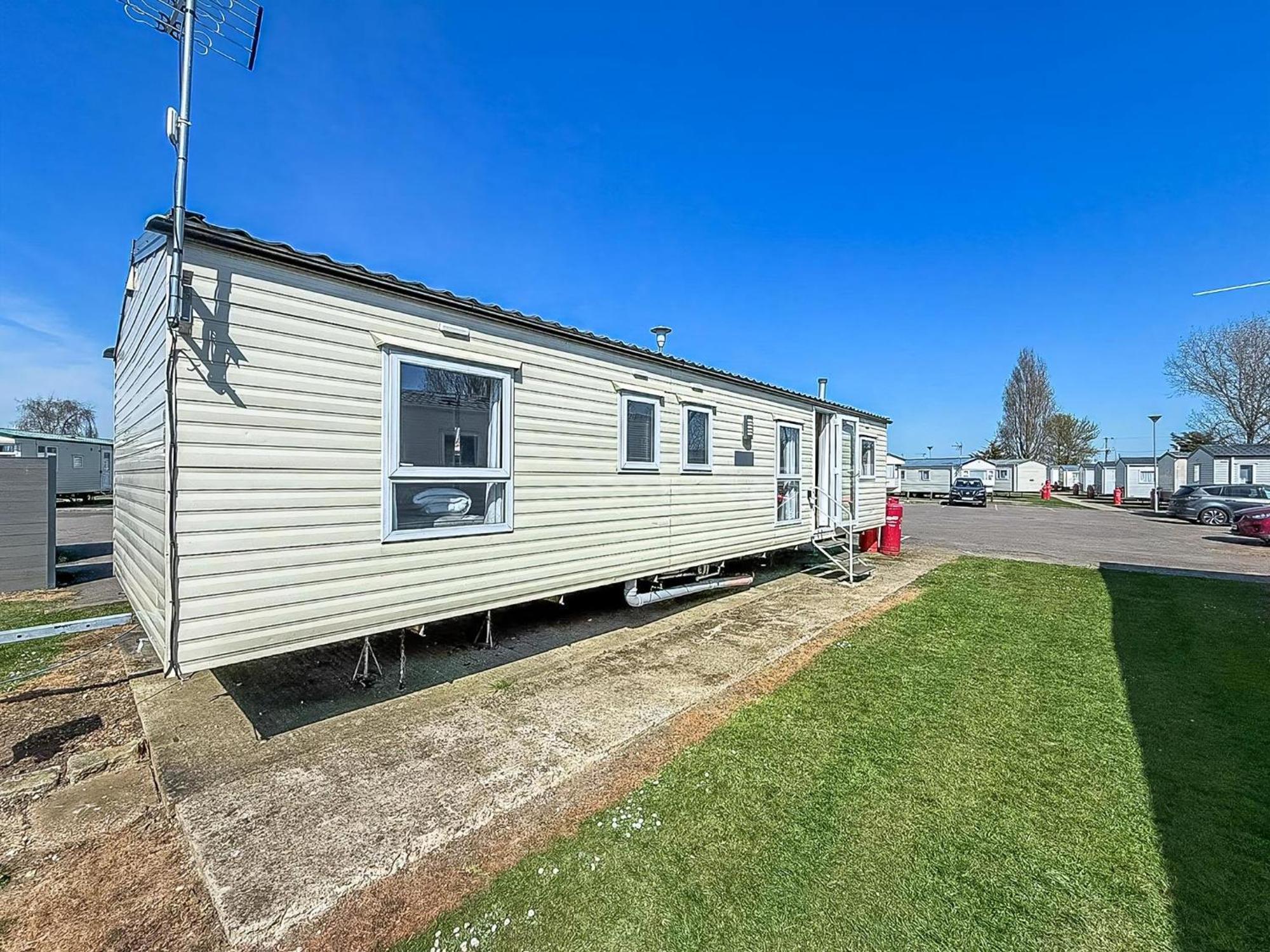 10 Berth Caravan For Hire At Seawick Holiday Park In Essex Ref 27102Sw Clacton-on-Sea Buitenkant foto